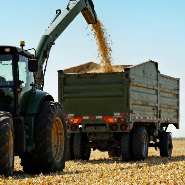 camión siendo repostado